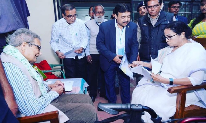 জমির সব নথি নিয়ে এসেছি, আমি এর শেষ দেখে ছাড়ব, অমর্ত্য সেনের পাশে দাঁড়িয়ে বললেন মুখ্যমন্ত্রী মমতা 31