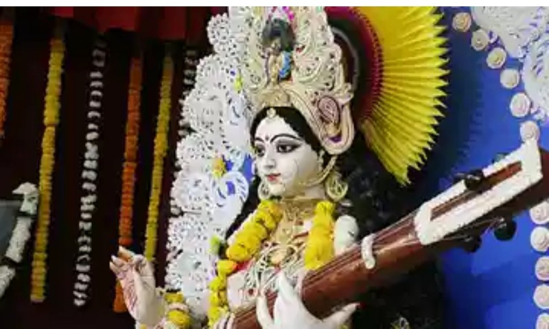 সরস্বতী পুজোর দিন বই ছোঁয়া মানা, তাহলে পুজোর দিন কেন হয় হাতেখড়ি? শাস্ত্র মতে এর ব্যাখ্যা কি 16