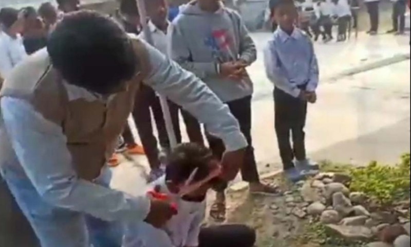 ফিল্মি কায়দায় চুলে ছাঁট, ছাত্রের চুল কেটে শৃংখলার পার্ট দিলেন প্রধান শিক্ষক 9