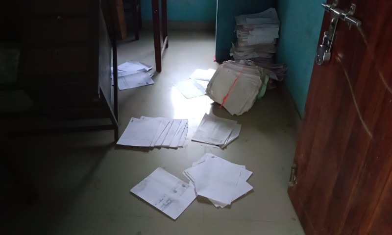 রাতের অন্ধকারে পঞ্চায়েতের ফাইল লোপাটের চেষ্টা! রণক্ষেত্র মালদার হরিশ্চন্দ্রপুর 42
