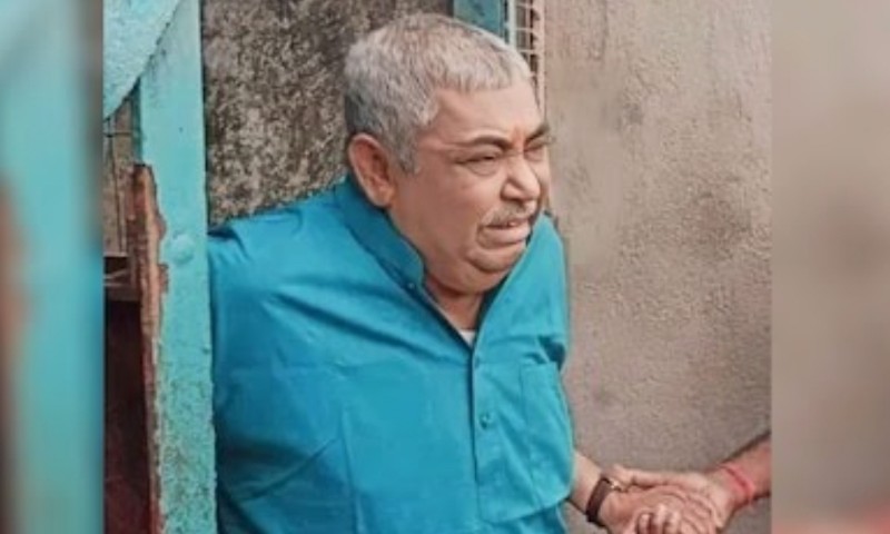 অনুব্রত মণ্ডলকে নিয়ে দিল্লি উড়ে গেল বিমান! পাশে ইডির দুই আধিকারিক 4