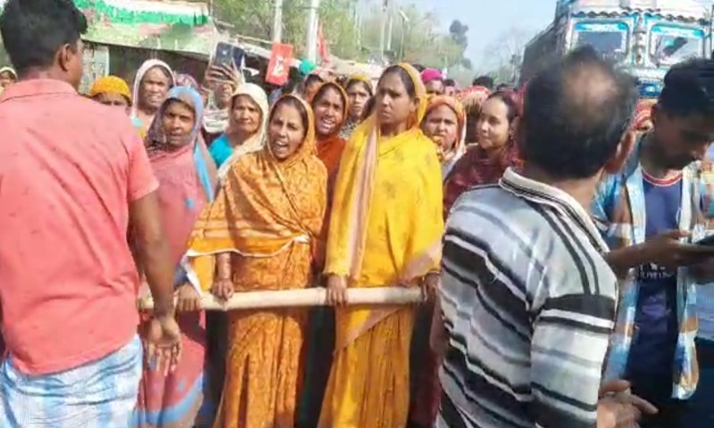 তৃণমূল পরিচালিত পঞ্চায়েতের বিরুদ্ধে কাটমানির অভিযোগ তুলে রাস্তা অবরোধ স্থানীয়দের 4