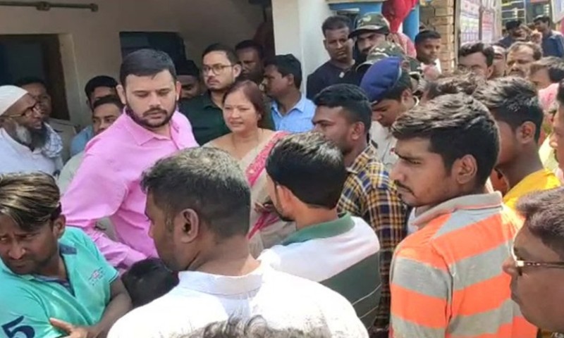 দিদির দূত কর্মসূচিতে গিয়ে কর্মীদের হাতে ঘেরাও সভানেত্রী, অবরোধ 18
