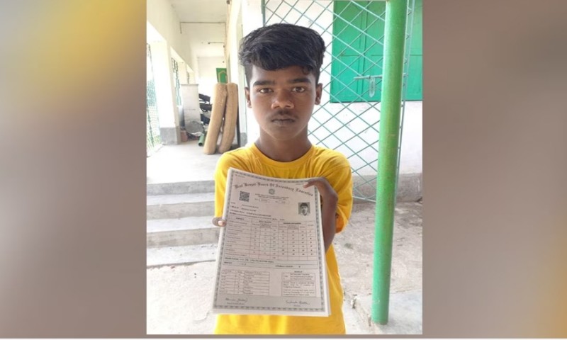 হাত নেই তাতে কী! পায়ে দিয়ে লিখেই মাধ্যমিক পাশ বর্ধমানের জগন্নাথ 20