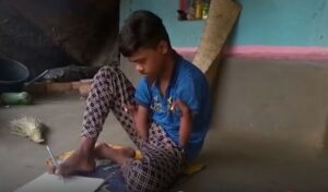 হাত নেই তাতে কী! পায়ে দিয়ে লিখেই মাধ্যমিক পাশ বর্ধমানের জগন্নাথ 2