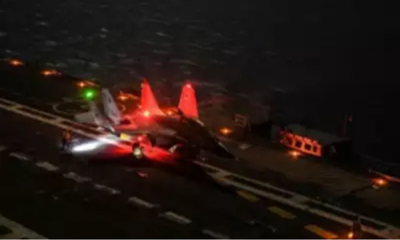 MiG-29K: বিক্রান্তের ডেকে রাতে 'অ্যারেস্টেড ল্যান্ডিং' করল মিগ-২৯কে 8