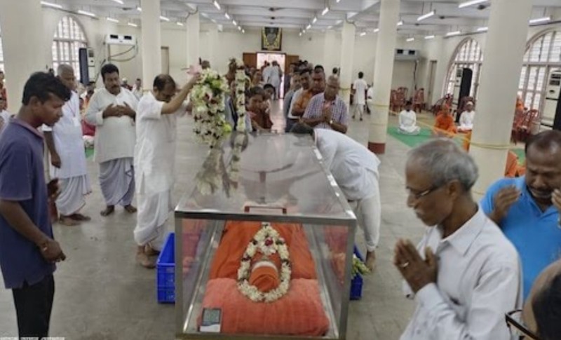 চোখের জলে শেষ বিদায় স্বামী স্মরণানন্দকে, সকাল থেকেই বেলুড়ে অগণিত ভক্তের সমাগম 22