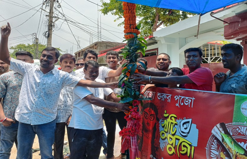 Durga Puja: উল্টোরথের দিন খুঁটিপুজোর মাধ্যমে দুর্গোৎসবের সূচনা কাঁচরাপাড়া ‘আমরা সবাই ক্লাবের' 2